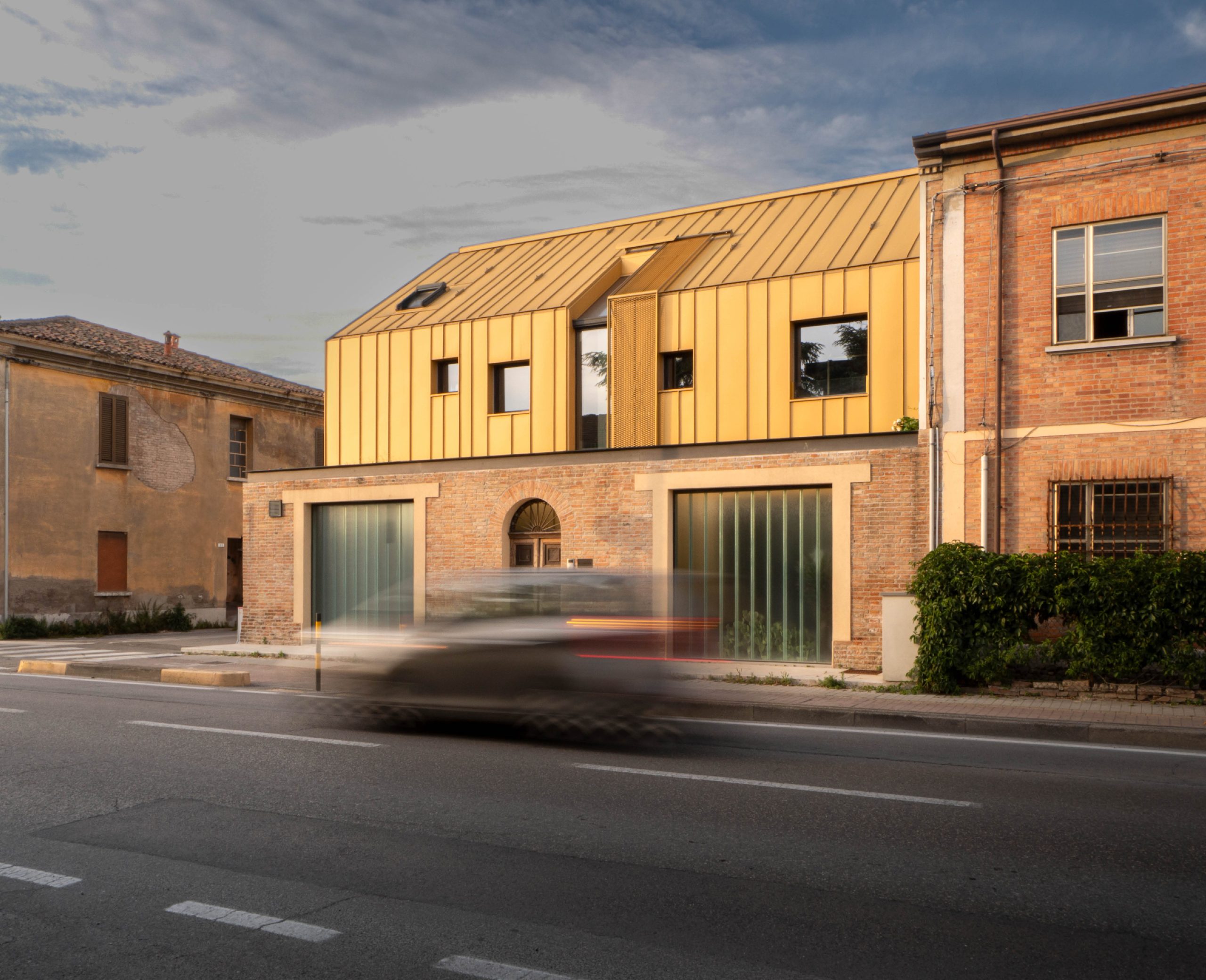 모자이크와 미래 사이에서: 더 골드 인사이드 - 타입 Island